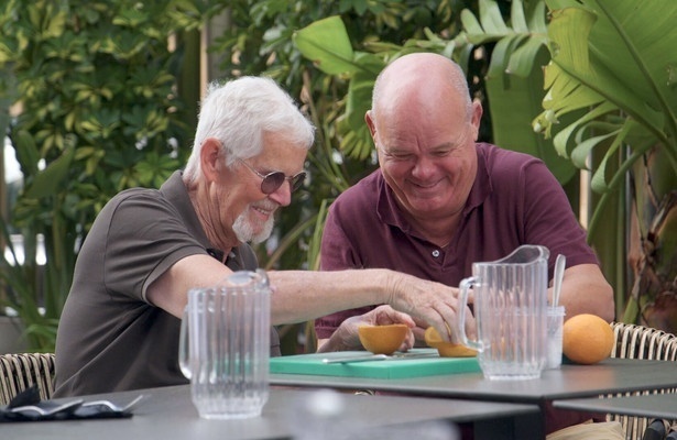 Paul de Leeuw met deelnemer Een Vergetelijk Mooie Reis