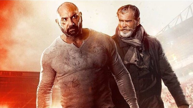 Dave Bautista beukt terroristen in elkaar