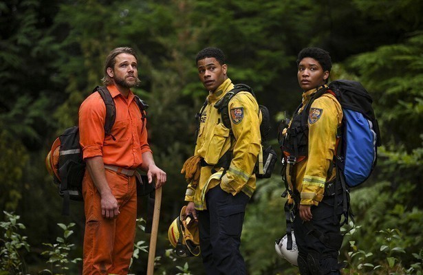 Max Thieriot, Jordan Calloway en Jules Latimer  in Fire Country