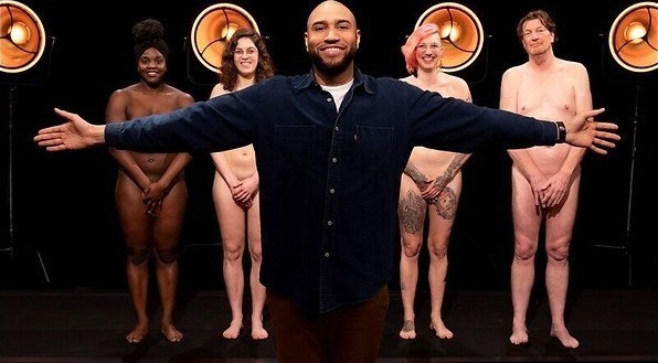 Het kinderprogramma met blote volwassenen begint