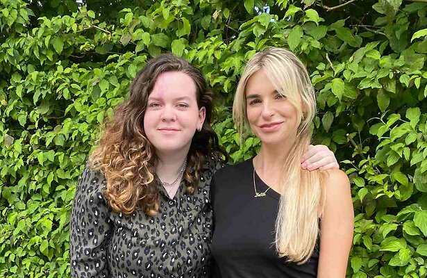 Gaby Blaaser en Larissa in Vier Handen op een Buik