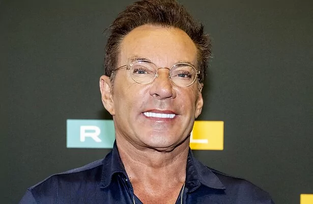 Gerard Joling (65) op de vuist tijdens optreden na bierdouche