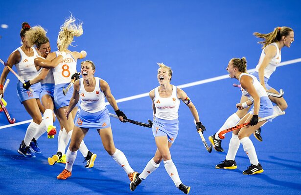 De hockeyvrouwen vieren feest
