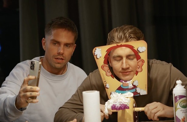 André Hazes en Mart Hoogkamer voor Hazes & Hoogkamer: Tot Uw Dienst