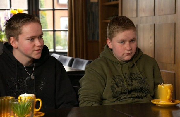 Tweelingbroers Silvain en Silvian in Het Familiediner