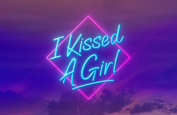 Afbeelding uit Britse versie I Kissed a Girl.