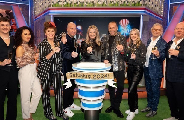 Linda de Mol met al haar gasten in Ik Hou van Holland