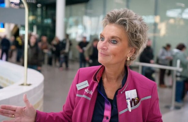 Josée voor Schiphol Airport