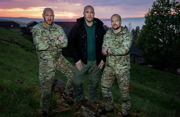 Presentator Jeroen van Koningsbrugge en commando-team Ray Klaassens en Dai Carter