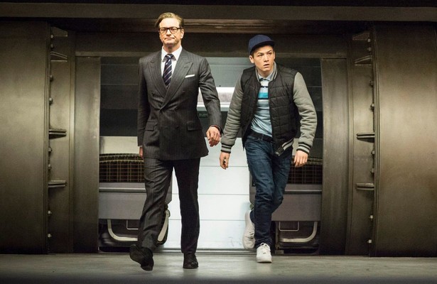 Colin Firth en Taron Egerton in Kingsman: The Secret Service