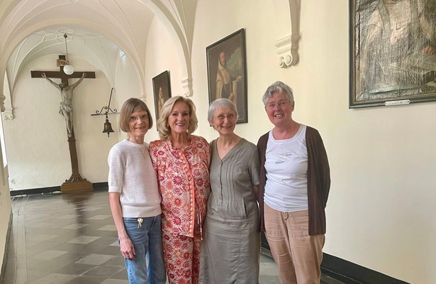 Tineke Schouten en de zusters van het Karmelietenklooster