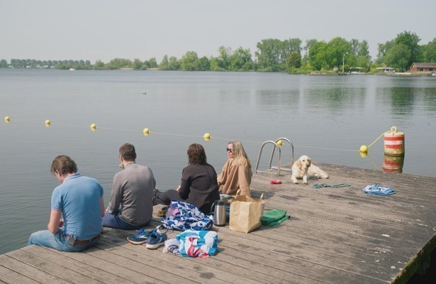 Thomas en Annefloor met vrienden in Leven naast de Dood