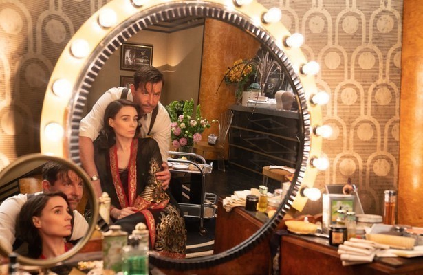 Bradley Cooper en Rooney Mara in Nightmare Alley