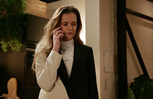 Marly van der Velden als Nina Sanders in GTST