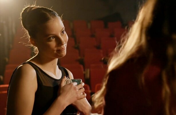 Noa Jacobus als Nola Sanders in GTST