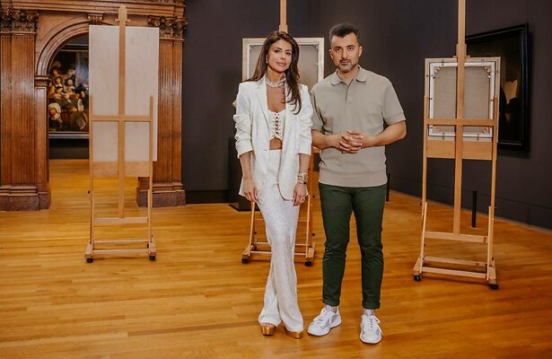 Presentator Özcan Akyol met gast Olcay Gulsen in Sterren Op Het Doek.