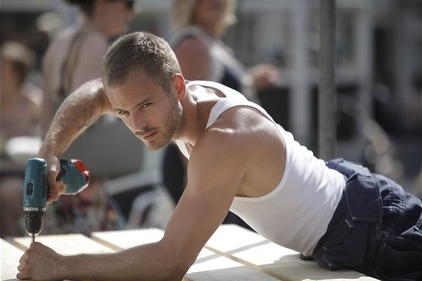 Jim Bakkum gaat uit de kleren