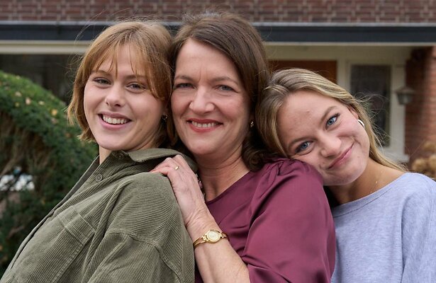 Susan Radder als Lieke Meijer, Malou Gorter als Merel Larooi, Juna de Leeuw als Hansje Meijer.