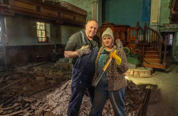 Marj en Keith voor Ons Droomproject in Wales