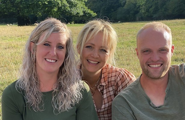 Boerin Janine, Sander en Yvon Jaspers in Onze Boerderij in Europa