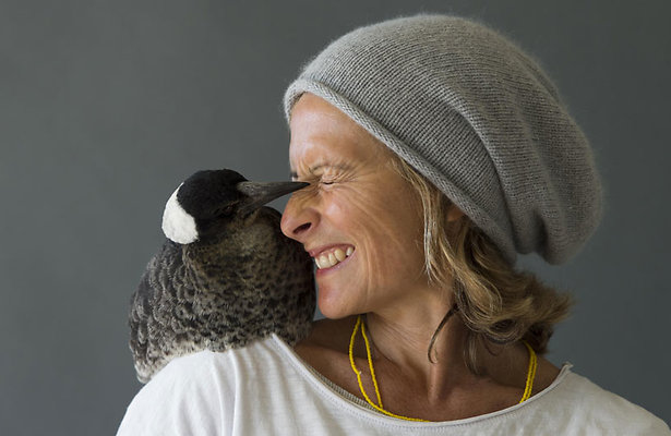 Sam Bloom (Naomi Watts) en vogel Penguin