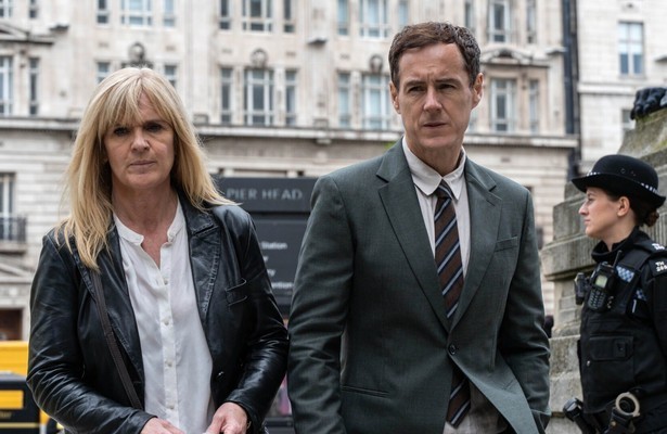 Alec Newman en Siobhan Finneran in Protection