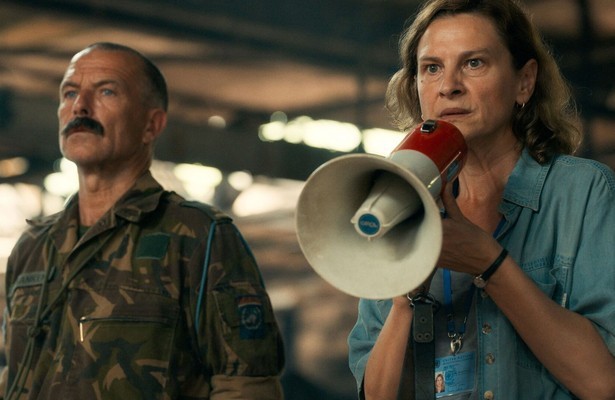 Raymond Thiry als Major Franken en Jasna Djuricic als Aida Selmanagic in Quo Vadis, Aida?