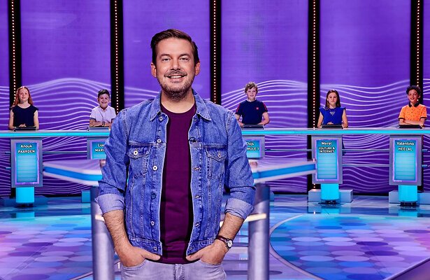 Ruben Nicolai als presentator van Ik Weet Er Alles Van.