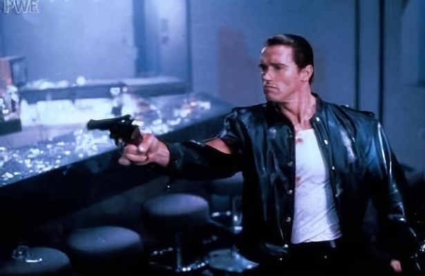Arnold Schwarzenegger als Mark Kaminsky in Raw Deal