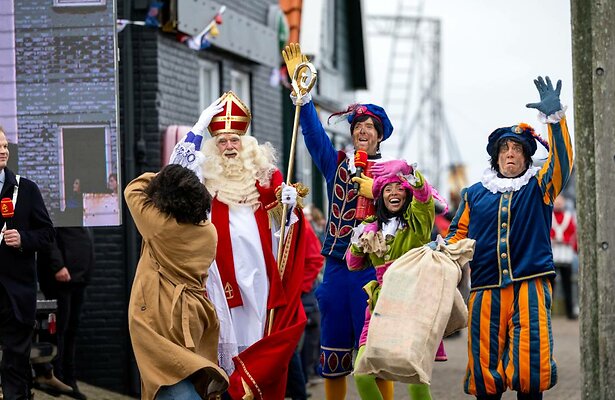 De Sint kwam aan op een winderig Texel.