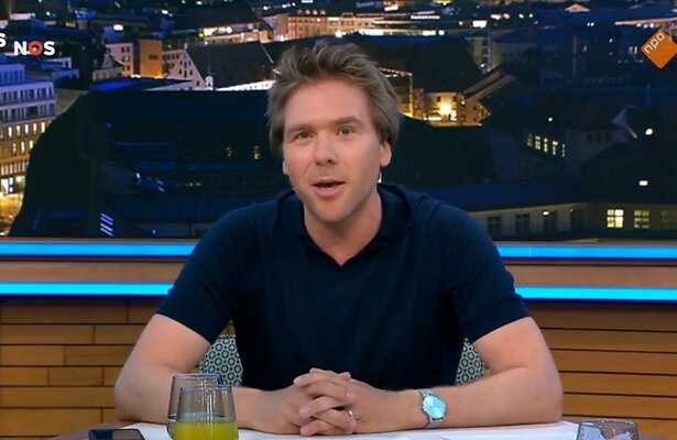 Sjoerd van Ramshorst als presentator van NOS Studio Fussball.