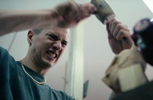 Stijn met het houten Boeddha-hoofd in Wie is de Mol?