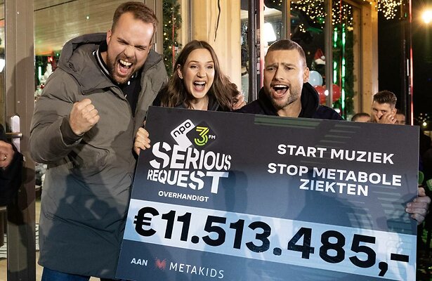  Barend van Deelen, Sophie Hijlkema en Wijnand Speelman onthullen de totaalopbrengst na het verlaten van het Glazen Huis. 