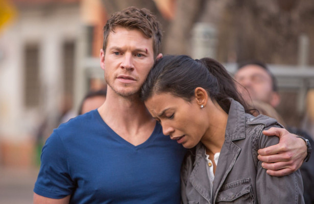 Chad Michael Collins en Danay García in Sniper: Ultimate Kill 