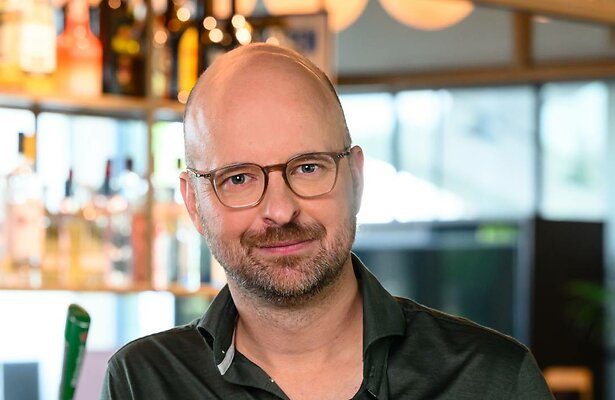 Tim de Wit is de vaste vervangend presentator van Bar Laar.