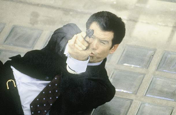 Daphne Deckers als Bondgirl in Tomorrow Never Dies