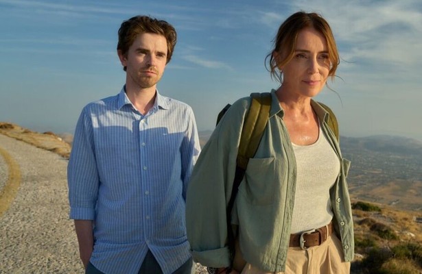 Freddie Highmore en Keeley Hawes in The Assassin