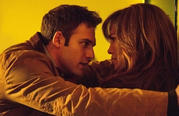 Ryan Guzman als Noah Sandborn en Jennifer Lopez als Claire Peterson in The Boy Next Door