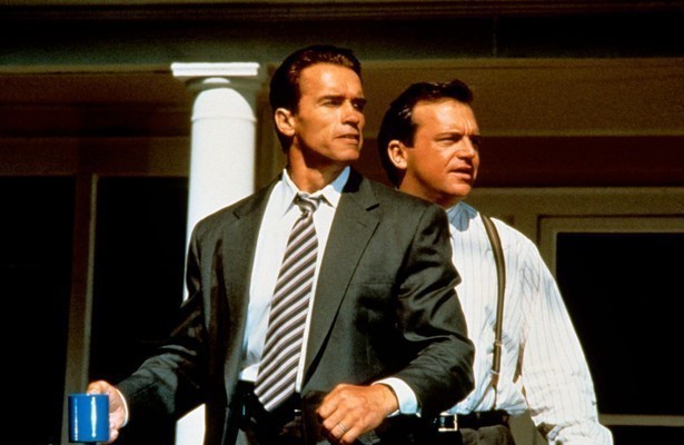 Arnold Schwarzenegger als Harry Tasker en Tom Arnold als Albert Gibson in True Lies