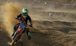 Vol gas door de modder