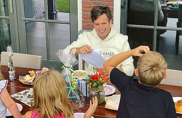 Zanger Nick Schilder viert Vaderdag met zijn kinderen