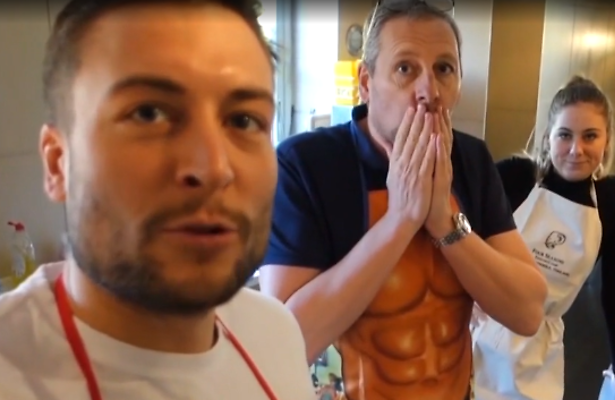 Presentator Viktor Verhulst vlogt over thuisquarantaine tijdens coronacrisis