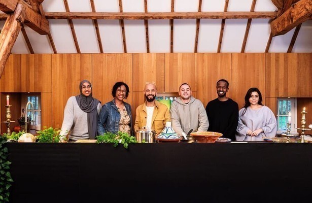 Deqa, Aïsha, Karim, Mhemed, Saud en Yasmine in Villa Ramadan