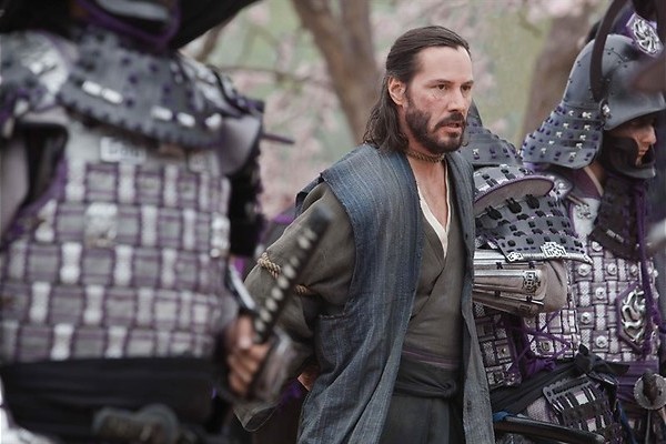 Keanu Reeves zwaait met zijn samoeraizwaard