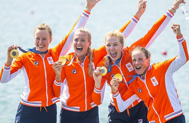 Marloes Oldenburg, Hermijntje Drenth, Tinka Offereins en Bente Boonstra met de gouden medaille 