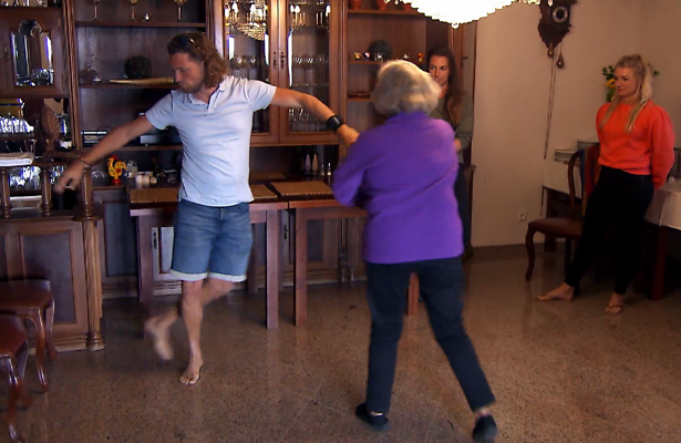 Martijn toont in B&B Vol Liefde zijn dansmoves.