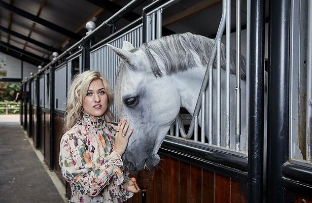 Britt Dekker is een echte paardenliefhebber.