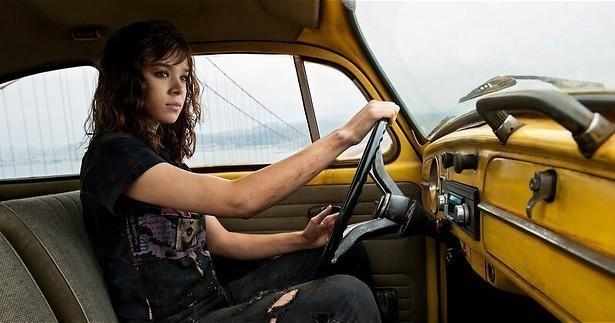 De nieuwe auto van Hailee Steinfeld