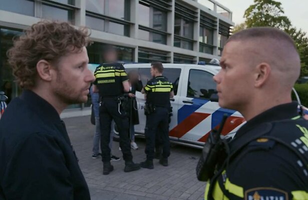 Ewout Genemans in gesprek met agent in Bureau Rotterdam.