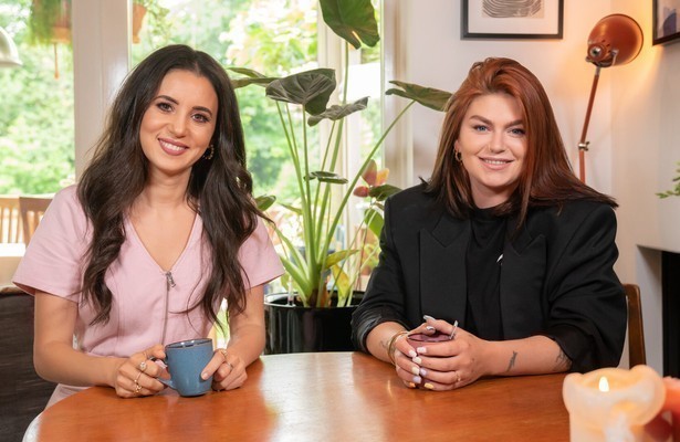 Karsu Dönmez & Roxanne Hazes voor Beste Zangers Thuis bij...